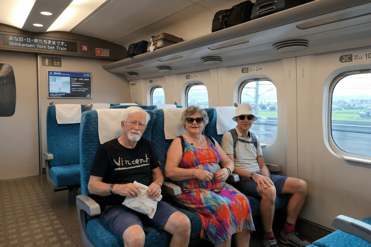 shinkansen in japan met senioren